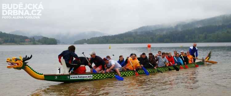 Někteří prozíravější jedinci si nezapomněli vzít pláštěnku