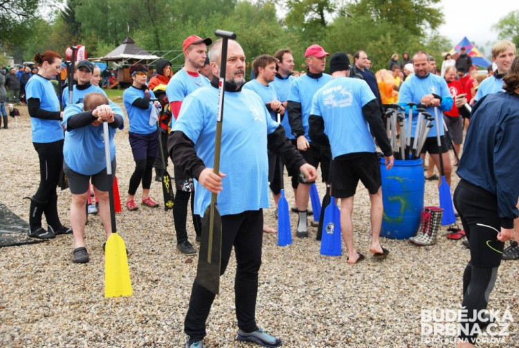 Otužilci pádlovali v kraťasech a bez bot