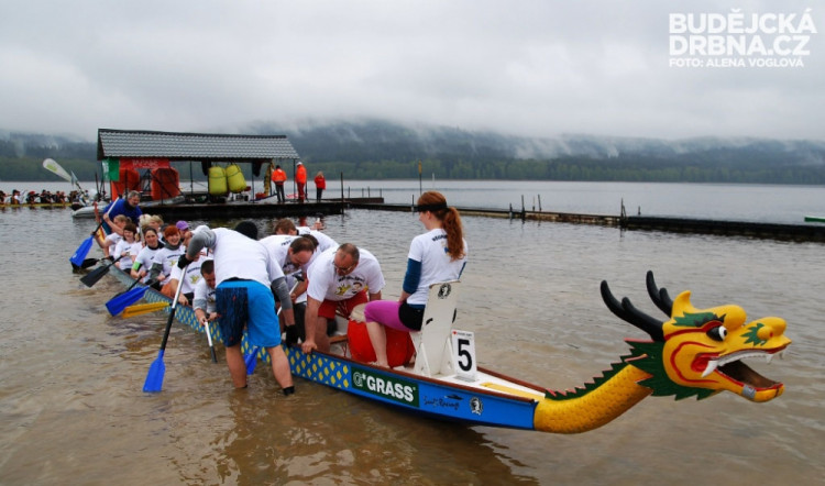 Posádka se skládá z dvaceti členů, minimálně musí mít každá čtyři ženy