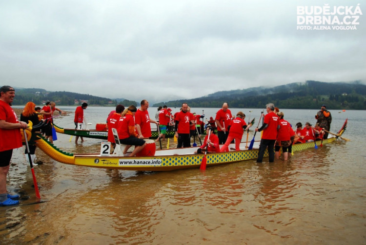 Sedmý ročník Lipno Dragon Boat Race 2014 byl ve stylu punku