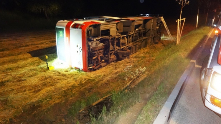 Havarovaný autobus u Ořešína, foto: HZS JMK