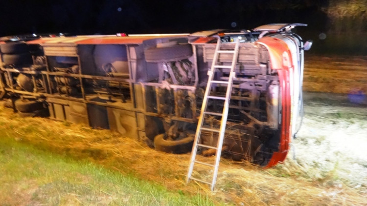 Havarovaný autobus u Ořešína, foto: HZS JMK