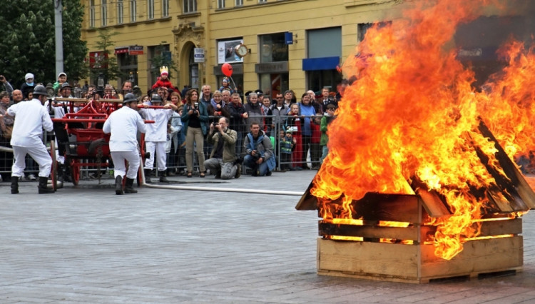 Na náměstí Svobody přísahali noví hasiči a policisté, foto: HZS JMK