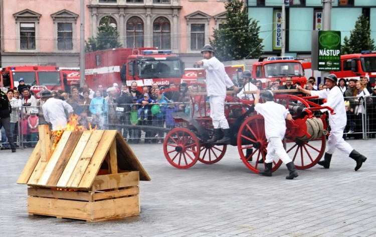 Na náměstí Svobody přísahali noví hasiči a policisté, foto: HZS JMK