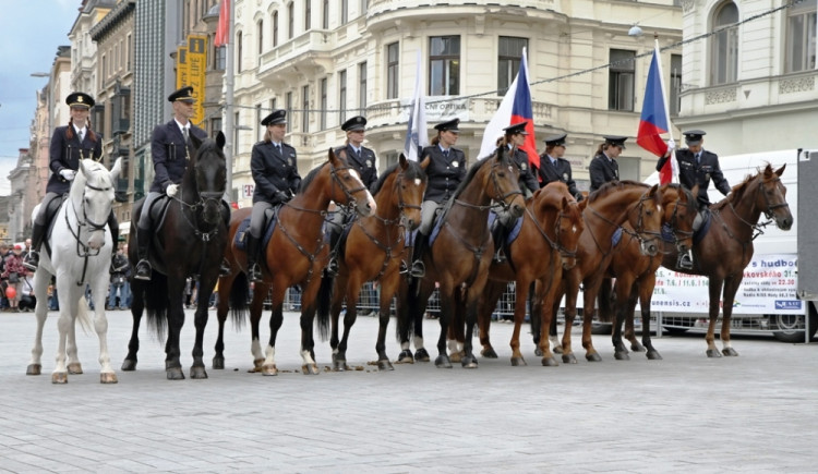 Na náměstí Svobody přísahali noví hasiči a policisté, foto: HZS JMK