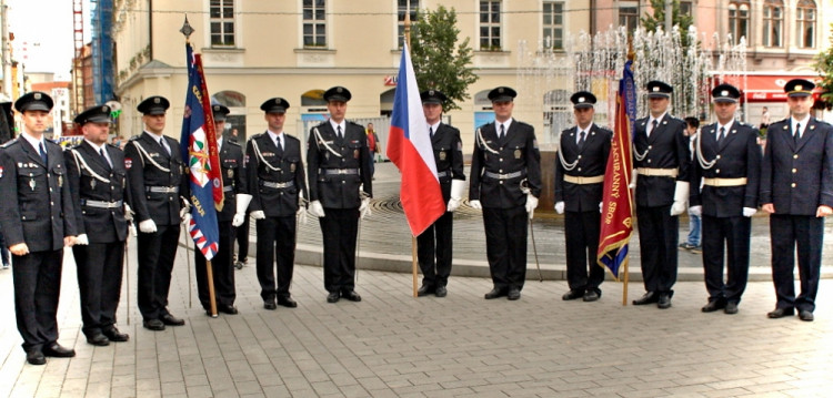 Na náměstí Svobody přísahali noví hasiči a policisté, foto: HZS JMK