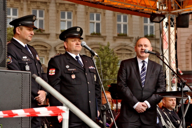 Na náměstí Svobody přísahali noví hasiči a policisté, foto: HZS JMK