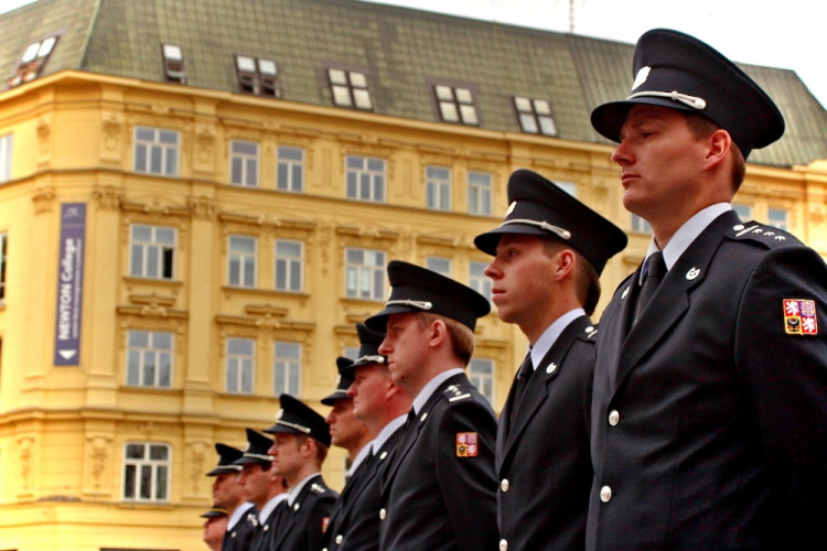 Na náměstí Svobody přísahali noví hasiči a policisté, foto: HZS JMK