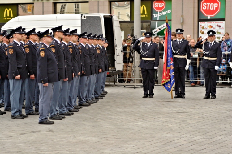Na náměstí Svobody přísahali noví hasiči a policisté, foto: HZS JMK