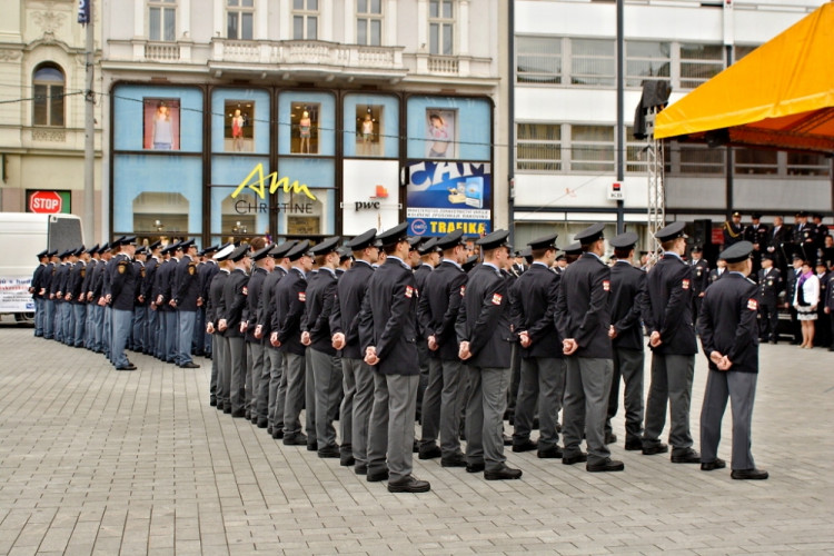 Na náměstí Svobody přísahali noví hasiči a policisté, foto: HZS JMK