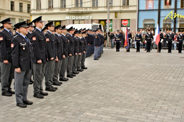 Na náměstí Svobody přísahali noví hasiči a policisté, foto: HZS JMK