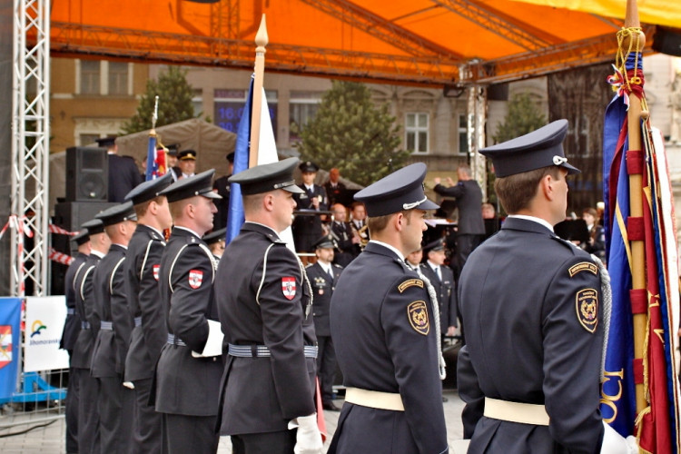 Na náměstí Svobody přísahali noví hasiči a policisté, foto: HZS JMK