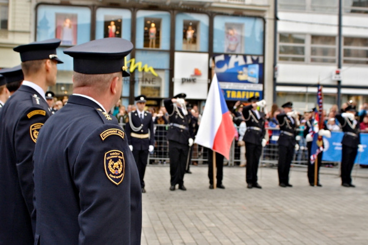 Na náměstí Svobody přísahali noví hasiči a policisté, foto: HZS JMK