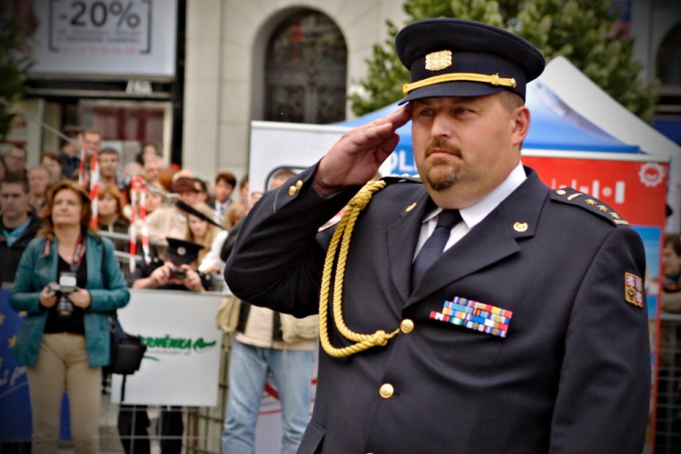Na náměstí Svobody přísahali noví hasiči a policisté, foto: HZS JMK