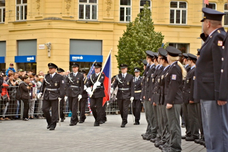Na náměstí Svobody přísahali noví hasiči a policisté, foto: HZS JMK