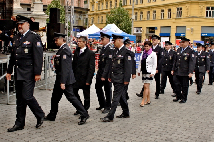 Na náměstí Svobody přísahali noví hasiči a policisté, foto: HZS JMK
