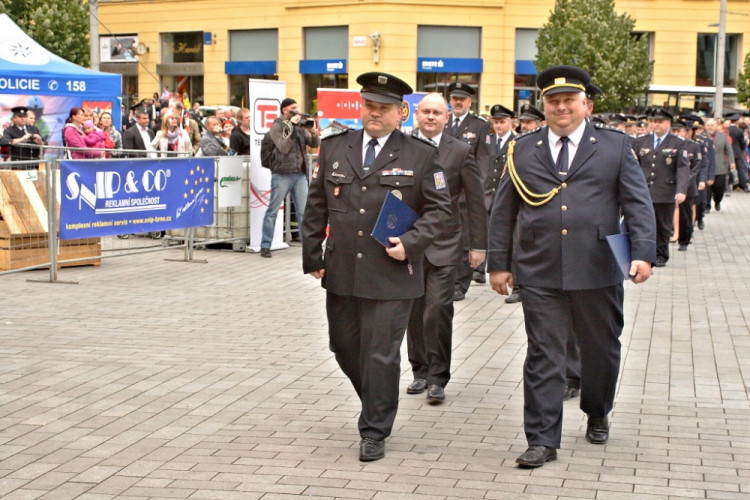 Na náměstí Svobody přísahali noví hasiči a policisté, foto: HZS JMK
