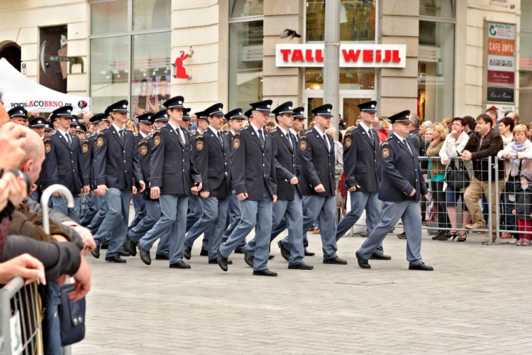 Na náměstí Svobody přísahali noví hasiči a policisté, foto: HZS JMK
