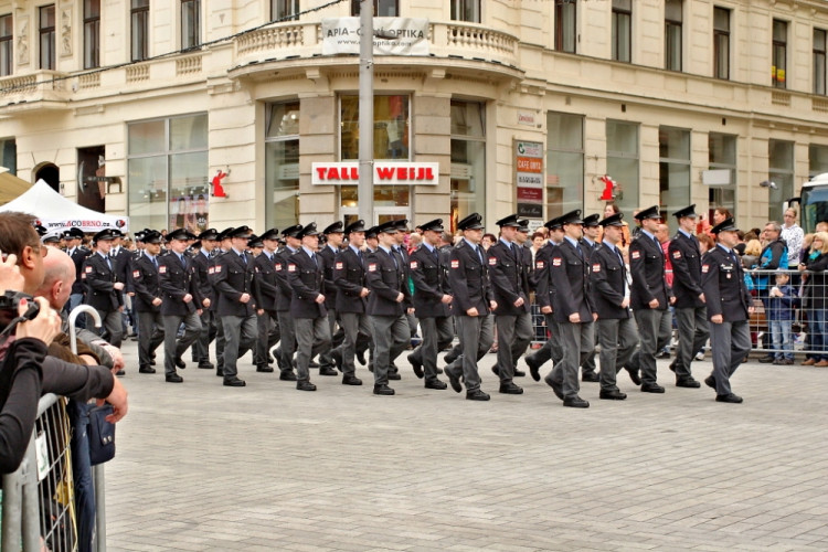 Na náměstí Svobody přísahali noví hasiči a policisté, foto: HZS JMK