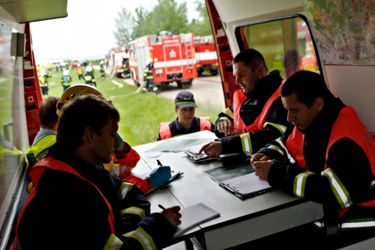 Jednotky IZS cvičně zasahovaly u havarovaného letadla, foto: HZS JMK