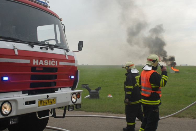 Jednotky IZS cvičně zasahovaly u havarovaného letadla, foto: HZS JMK
