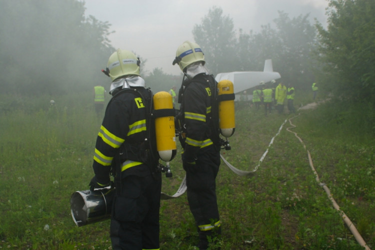 Jednotky IZS cvičně zasahovaly u havarovaného letadla, foto: HZS JMK