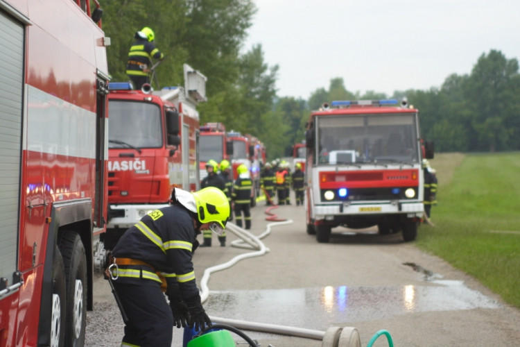 Jednotky IZS cvičně zasahovaly u havarovaného letadla, foto: HZS JMK