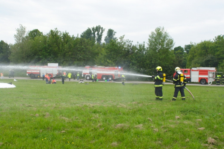 Jednotky IZS cvičně zasahovaly u havarovaného letadla, foto: HZS JMK