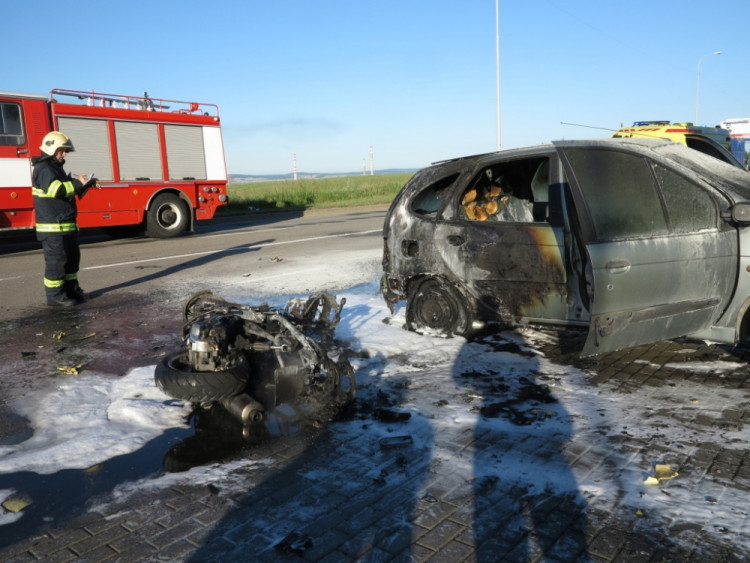 V Líšni zahynul po střetu s osobním autem motorkář, foto: HZS JMK