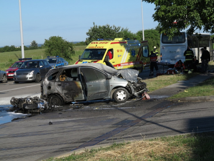 V Líšni zahynul po střetu s osobním autem motorkář, foto: HZS JMK