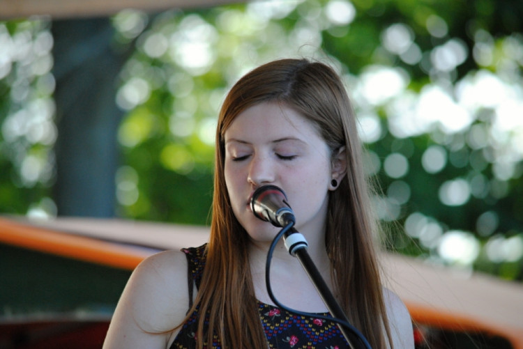 Zpěvačka a kytaristka Manon Meurt