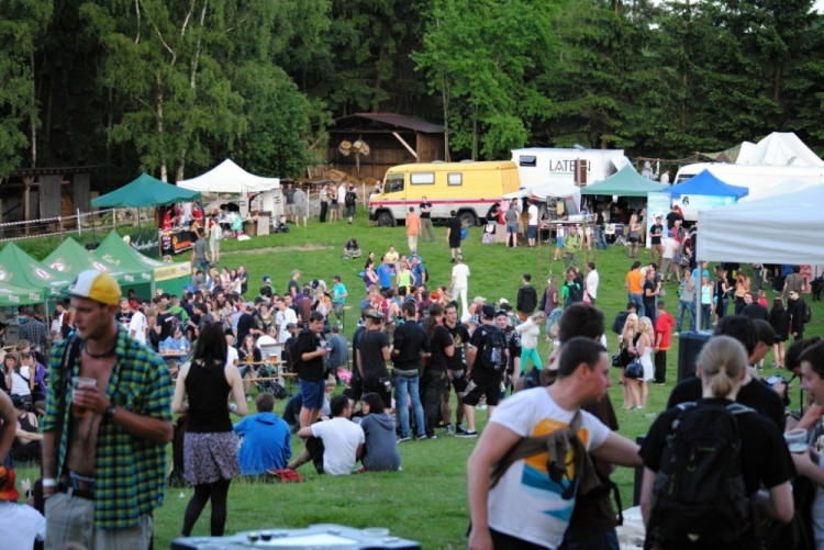 Navečer byl areál slušně zaplněn.