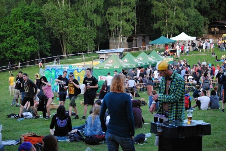 Navečer byl areál slušně zaplněn.