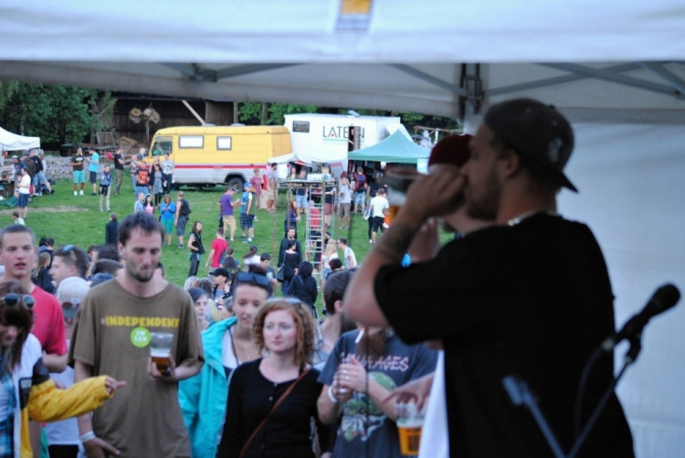 Beazet Kritiks z Jablonce na malém pódiu