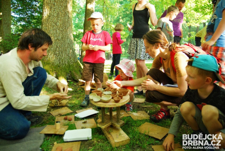 Mističky si děti vyráběly za pomoci zkušeného keramika