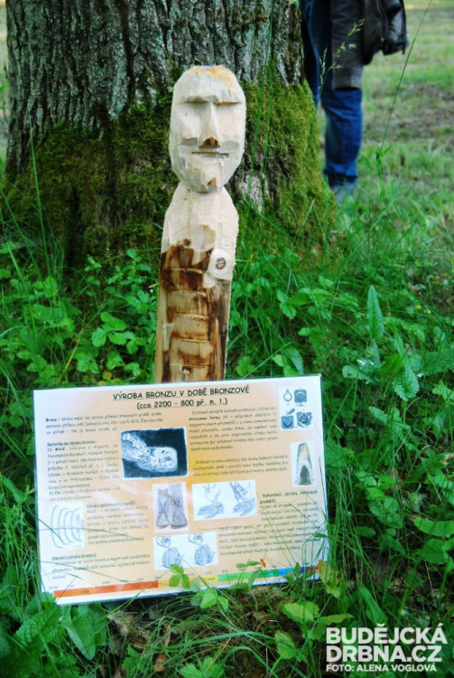 U každého stanoviště byla informační cedulka