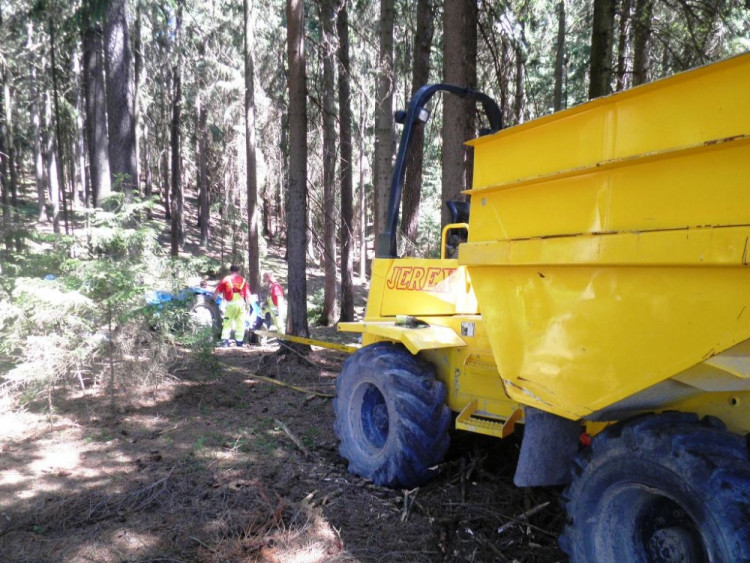 Traktor se převrátil na řidiče, ten zraněním podlehl, foto: HZS JMK