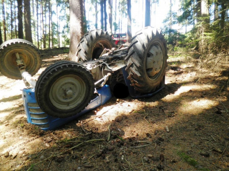 Traktor se převrátil na řidiče, ten zraněním podlehl, foto: HZS JMK