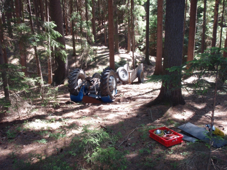 Traktor se převrátil na řidiče, ten zraněním podlehl, foto: HZS JMK