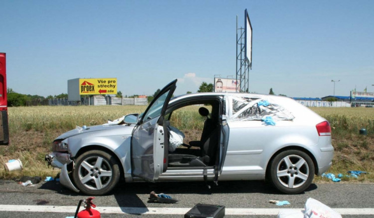 Řidič audi vážně zranil pracovníky u silnice, od nehody utekl, foto: Policie ČR