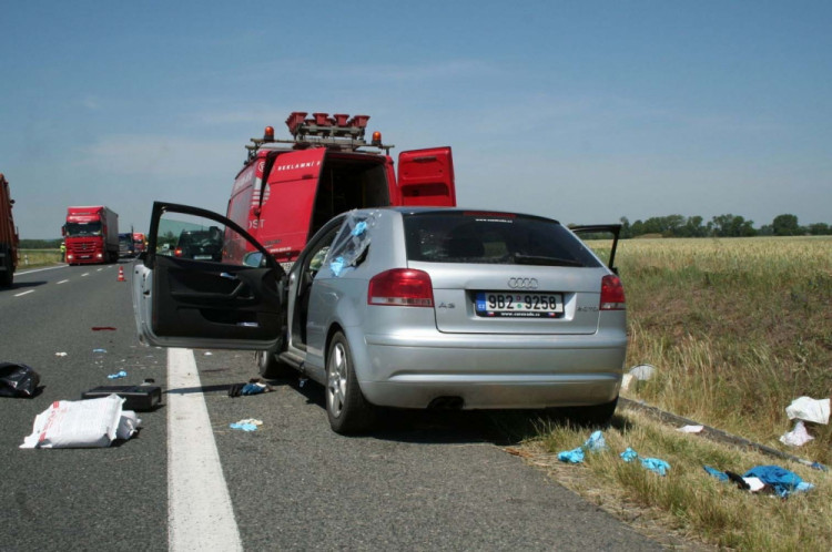 Řidič audi vážně zranil pracovníky u silnice, od nehody utekl, foto: Policie ČR