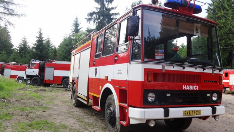 Při požáru u Blanska zasahoval i vrtulník, foto: HZS JMK