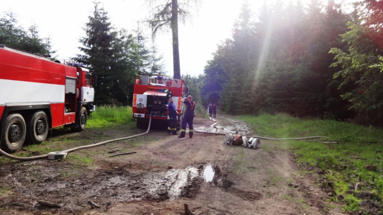 Při požáru u Blanska zasahoval i vrtulník, foto: HZS JMK