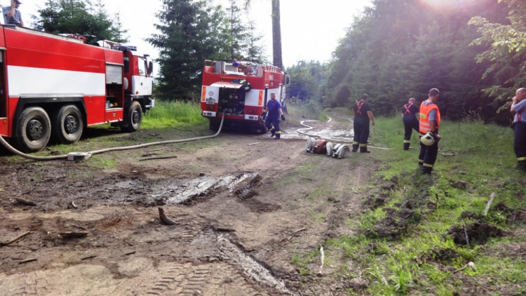 Při požáru u Blanska zasahoval i vrtulník, foto: HZS JMK