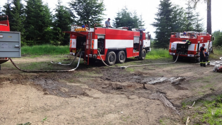Při požáru u Blanska zasahoval i vrtulník, foto: HZS JMK