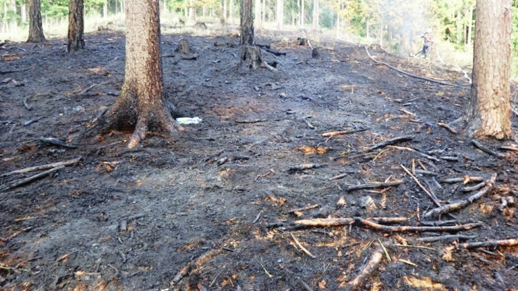 Při požáru u Blanska zasahoval i vrtulník, foto: HZS JMK