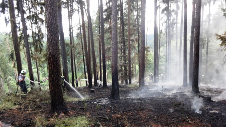 Při požáru u Blanska zasahoval i vrtulník, foto: HZS JMK
