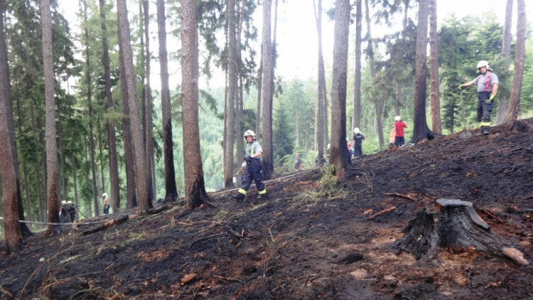 Při požáru u Blanska zasahoval i vrtulník, foto: HZS JMK