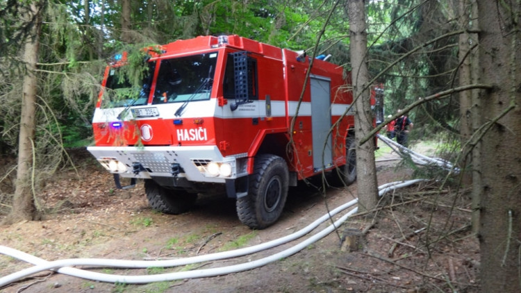 Při požáru u Blanska zasahoval i vrtulník, foto: HZS JMK