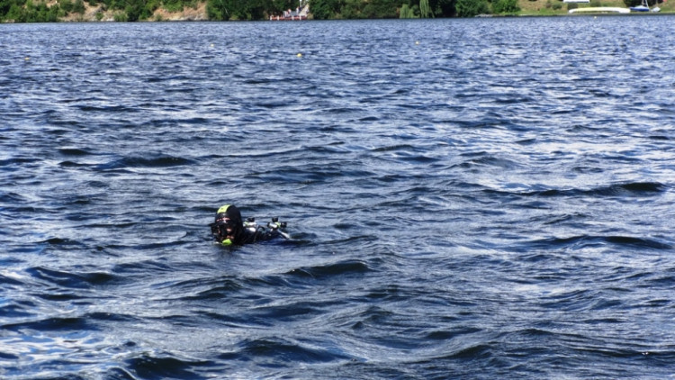 Policejní loď hledá pomocí sonaru ivalidní vozík na dně přehrady, foto: HZS JMK
